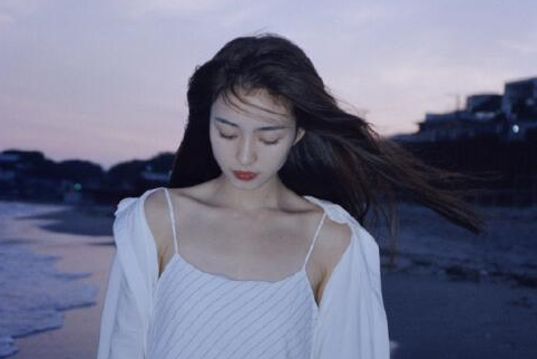 一句话伤感到落泪的签名女生 如果只是路人请好好路过_QQ签名