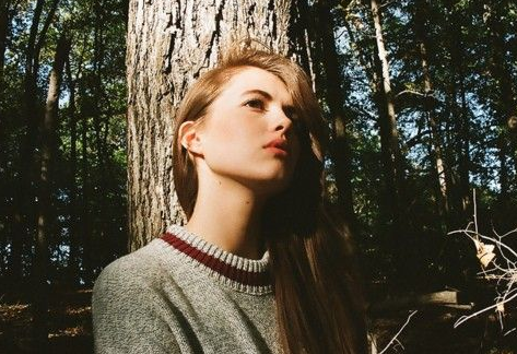 女生失恋想哭的伤感个性签名2018最新 最怕感情抵不过时光怂恿_QQ签名