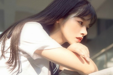 假装无所谓的伤感个性签名2018 爱笑的人才是心事最多的人_QQ签名