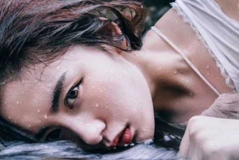孤独伤感的唯美签名2018年的 那种天空白云的乡愁也寂莫_QQ签名