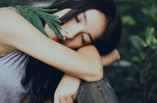 2018怀念过去的个性签名伤感 唯我望穿千百孔良人归来_QQ签名