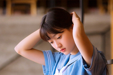 看了想哭的女生伤感签名2018 不用你赶等泪干了我就会走_QQ签名