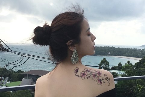 分手后假装无所谓的伤感签名 关于分手假装坚强的签名_QQ签名