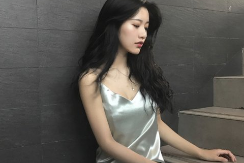 关于等一个人的心痛伤感签名大全 日子和我似乎都有点难过_QQ签名