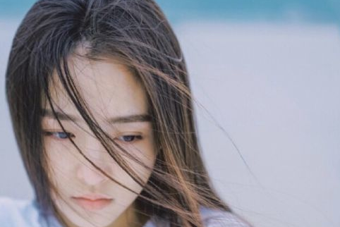 最新一个人痛苦心累签名的句子大全 我能有多骄傲不堪一击好不好_QQ签名