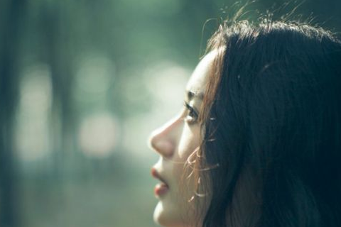 准备放弃一个人的心灰意冷签名 就当风吹过你没来过我没爱过_QQ签名