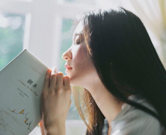 伤感心痛的个性签名大全合辑 思念像关不上的门_QQ签名