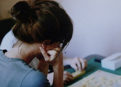 孤独一个人的伤感个性签名 我也不想堕落可我没有快乐_QQ签名