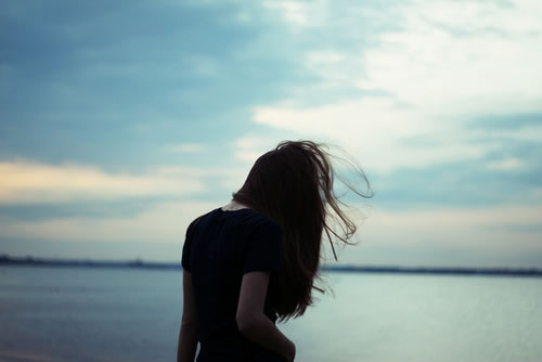 伤感个性签名女生带回忆的 生活的痛楚要怎么愉悦_QQ签名