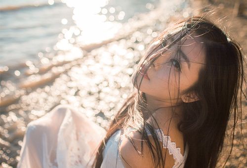 送给失恋的你 恋爱就像风来无影去无踪不会为任何人停留_QQ签名