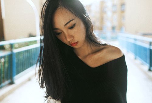 一个人孤单伤心的签名 我没有长发及腰也不需要他深深地拥抱_QQ签名