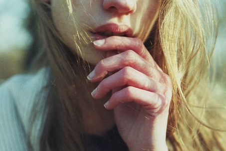 分手后的个性签名伤感的 因为你的对不起所以我跟你没关系_QQ签名