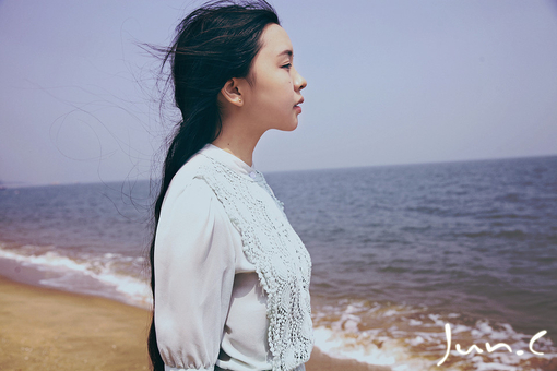 伤感爱情微信签名 我抬头仰望到的不是天空是你爱笑的眼睛_QQ签名
