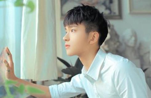 给男朋友的备注大全2018 人潮拥挤却一眼认出发光的你_QQ网名