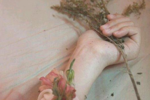 2018微信网名经典女唯美伤感 季末那惨淡苍白的回忆_QQ网名