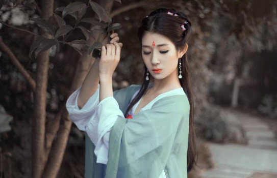 古风有韵味女生网名大全2018 倒转流年只为红颜一笑_QQ网名