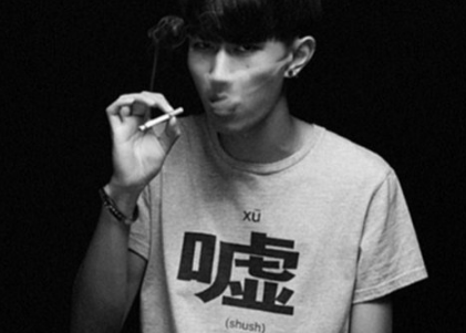 超拽霸气个性qq名字男生玩世不恭 你不过是条狗逮谁跟谁走_QQ网名