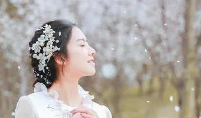 女生网名唯美小清新短小精简 伊人浅笑最倾城_QQ网名