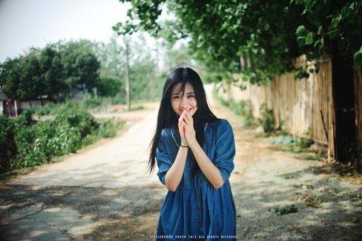小清新的女生qq网名设计 阳光下歇斯底里的轻笑_QQ网名