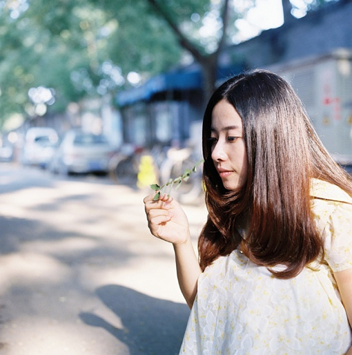 90后女生非主流网名 你陪着我的时候想着她_QQ网名