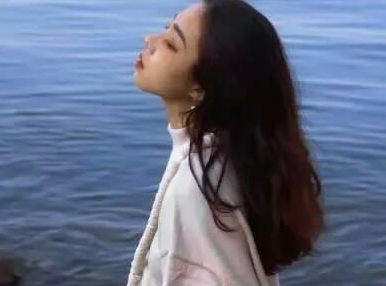 最新成熟气质女生网名大全 忘记过去嫣然一笑_QQ网名