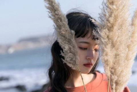 伤感说说看完哭了那种2018 没有一个爱的人就是孤独的_QQ说说