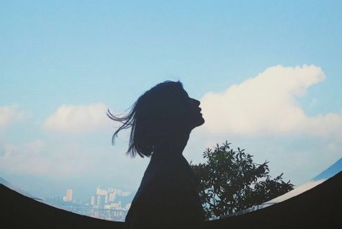 等一个人等累了的说说 等一个人的伤感句子_QQ说说