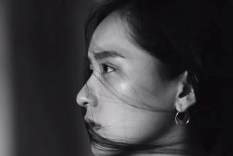 女生坚强说说伤感到哭2018 有的爱像阳光倾落边拥有边失去_QQ说说