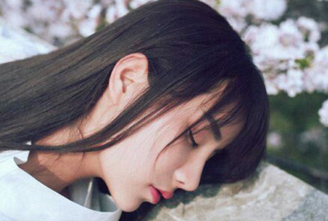 淡淡伤感有内涵的的心情说说 打篮球的少年背后的女孩_QQ说说