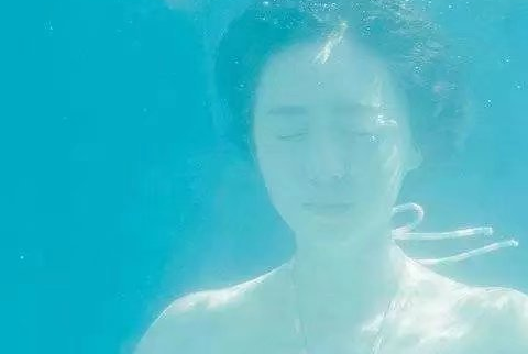 被爱情伤到了的心情说说伤感大全 仍旧一个人伤心一个人流泪_QQ说说