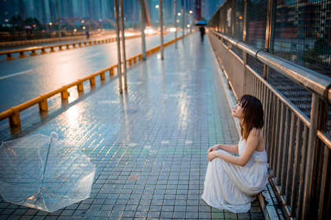 最新关于下雨天的伤感爱情说说 天下雨了不是你一个人在哭泣_QQ说说