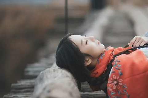 分手伤感的句子说说心情短语2017 她越来越少想起关于他的一切_QQ说说