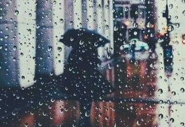 下雨天的心情说说伤感的句子 在也找不到当初的雨天_QQ说说
